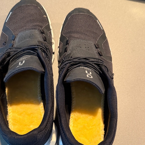 On cloud Running womens Black and White Athletic Shoes 10/42 - Picture 8 of 8